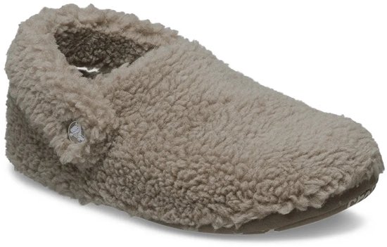 Pantoufle Crocs marron avec col en suède et doublure marron.