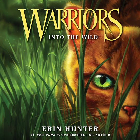 Boekomslag van 'Warriors #1: Into the Wild' met een oranje kat die door gras gluurt. De titel en auteur zijn zichtbaar.