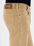 Detail van de achterkant van een beige corduroy broek voor heren met Gardeur logo en zakken.