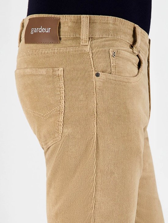 Detail van de achterkant van een beige corduroy broek voor heren met Gardeur logo en zakken.