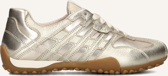 Sneaker doré en cuir avec lacets, détails rayés et semelle en caoutchouc.