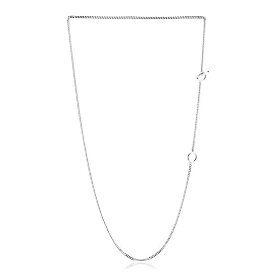 Zilverkleurige minimalistische ketting met een karabijnsluiting en een open cirkel aan een langere hanger.