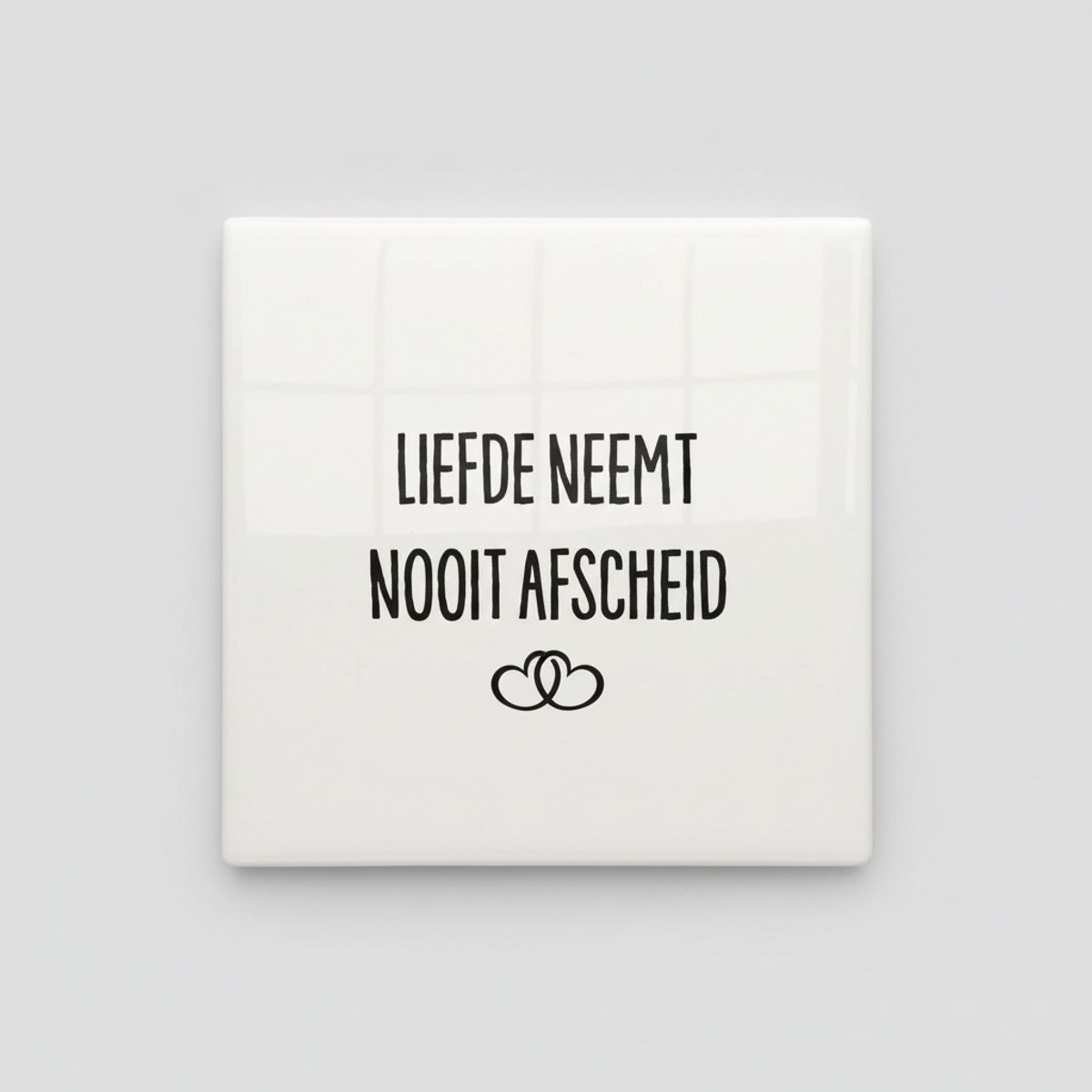 Tijdloze Liefdesquote Keramische Tegel “Liefde neemt nooit afscheid” – Elegante Minimalist