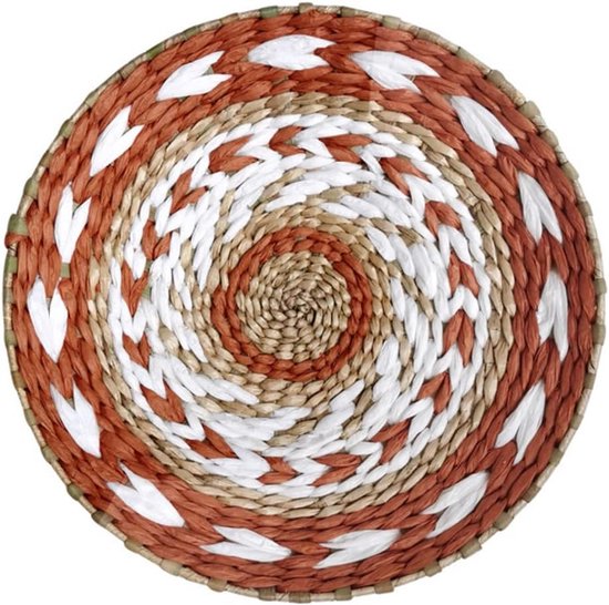 Ronde gevlochten mand in oranje, wit en naturel met spiraalpatroon.