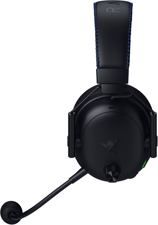 Zwarte gaming headset met blauwe stiksels en microfoon, van voren gezien.