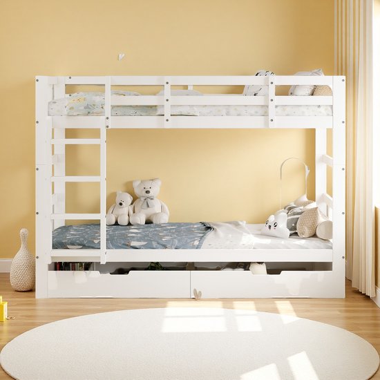 Wit houten stapelbed met twee lades, opgemaakt met kinderbeddengoed en knuffels.