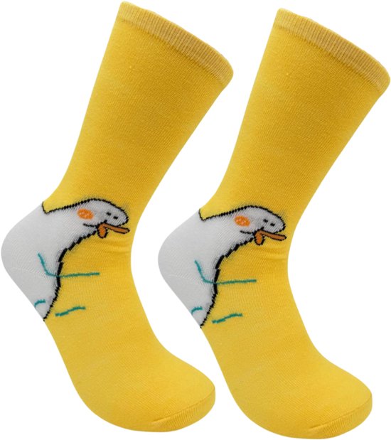 Gele sokken met een witte eend met oranje snavel, blauwe ogen en groene lijnen.