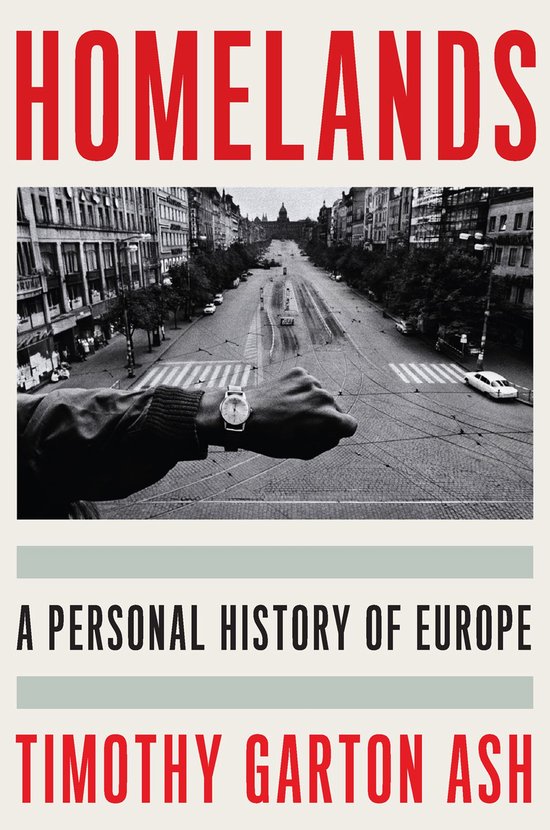 Livre 'Homelands: A Personal History of Europe' par Timothy Garton Ash. Couverture avec texte rouge sur une photo en noir et blanc d'une large rue avec une montre-bracelet au premier plan.
