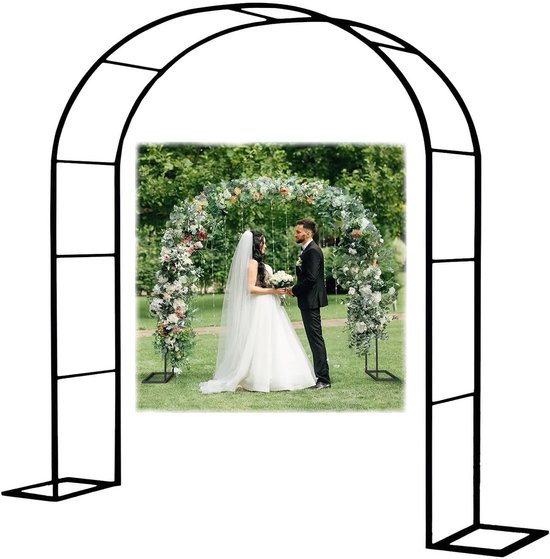 Zwarte metalen boog met een bruidspaar onder een bloemenboog.