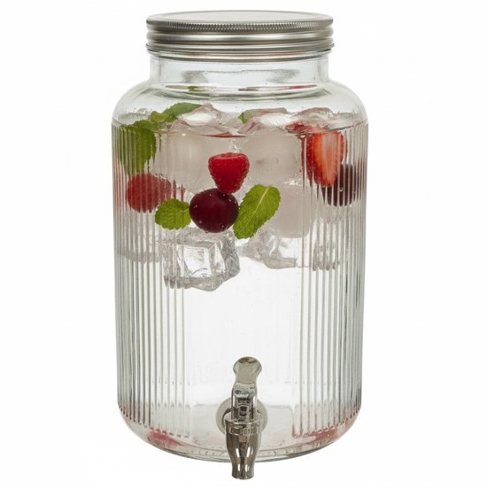 Glazen drankdispenser met kraantje, gevuld met water, ijs, bessen en munt.