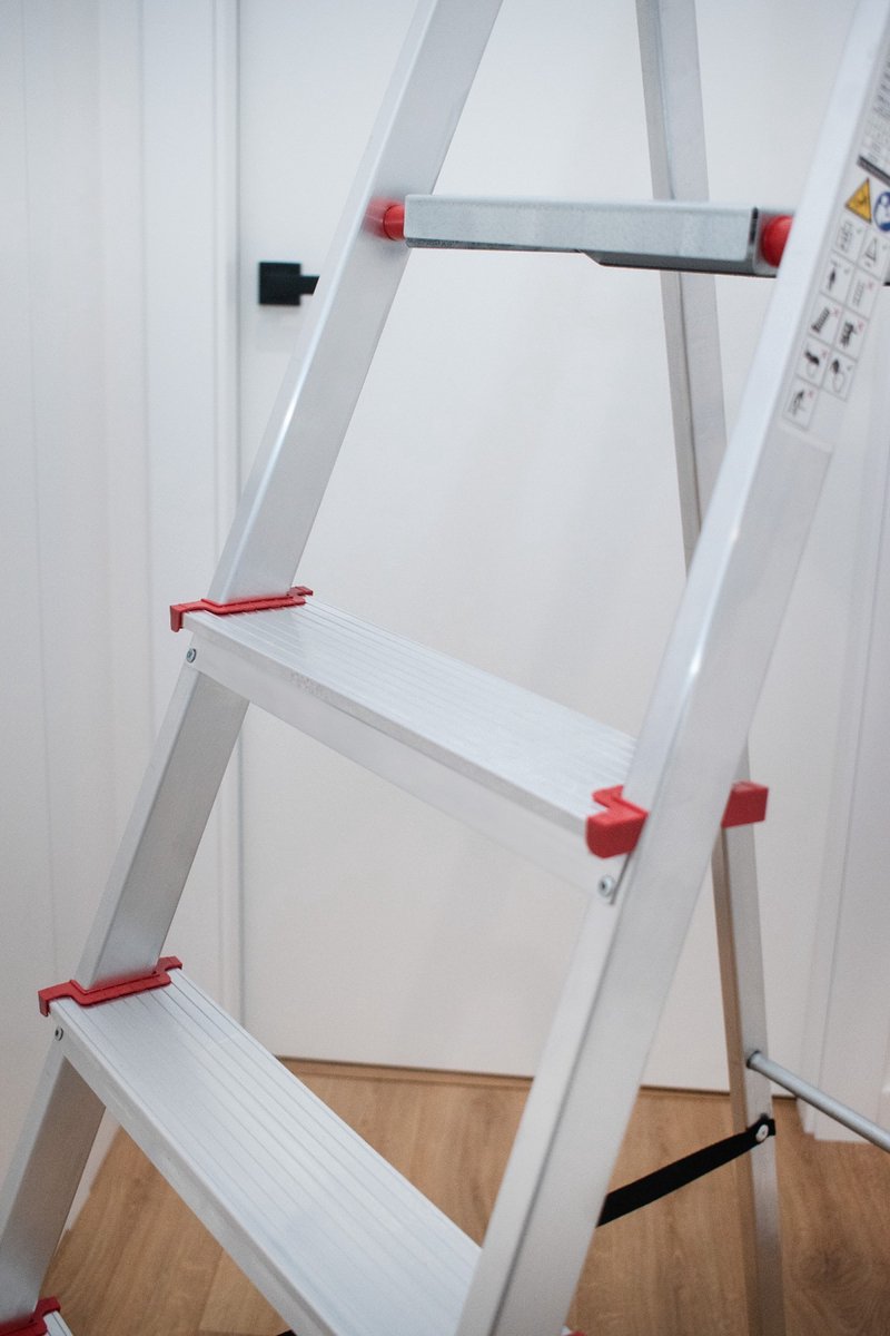 Baulich Vouwladder aluminium met haak - 6 treden huishoudladder met antislip - werkhoogte 319 cm, stabiele laddervoeten – foto 3