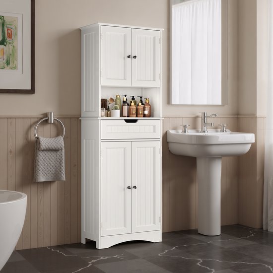Witte badkamerkast in een badkamer met een wastafel, spiegel en handdoekrek. De kast heeft 4 deuren en 1 lade.