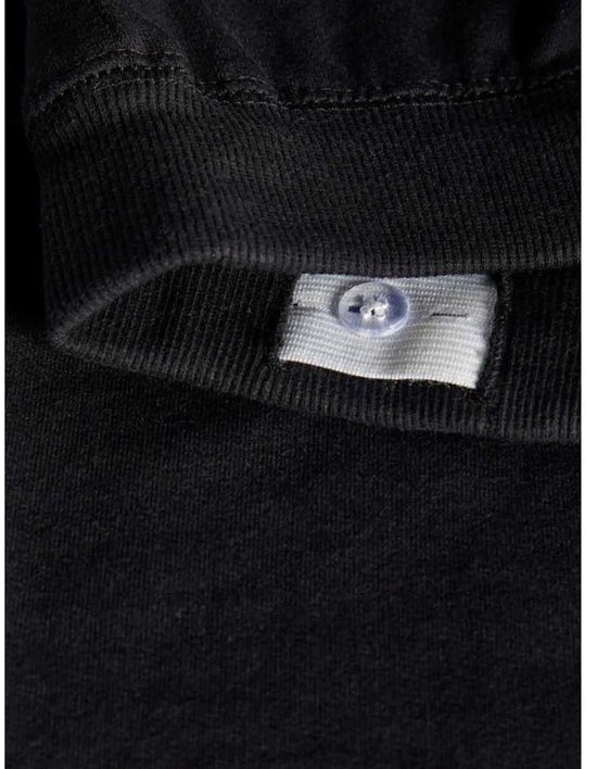 Sluiting met knoop en lus aan de binnenkant van de zwarte joggingbroek, voor verstelbare taille.