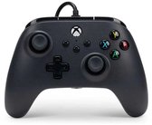 Zwarte Xbox controller met gekleurde knoppen A, B, X, Y en een zwarte kabel.