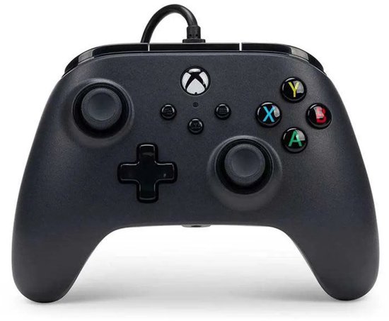 Zwarte Xbox controller met gekleurde knoppen A, B, X, Y en een zwarte kabel.