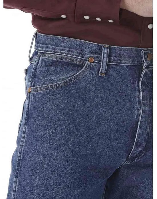 Detail van de spijkerbroek van Wrangler in medium blauwe denim, zakken en riemlussen.