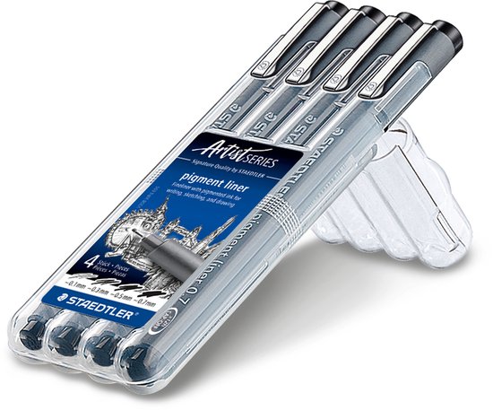 Set de quatre stylos noirs Staedtler pigment liner, Artist Series, dans un étui transparent avec un support.