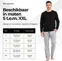 Man in grijze joggingbroek met zwarte bies, een maat tabel.