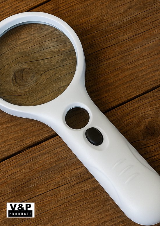 Wit vergrootglas met een ergonomische handgreep, geplaatst op een houten ondergrond.