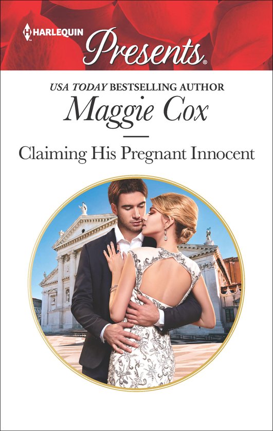 Damesromance "Claiming His Pregnant Innocent" van Maggie Cox. Een man met donker haar in een pak omhelst een vrouw met blond haar in een witte jurk, met een gebouw op de achtergrond.