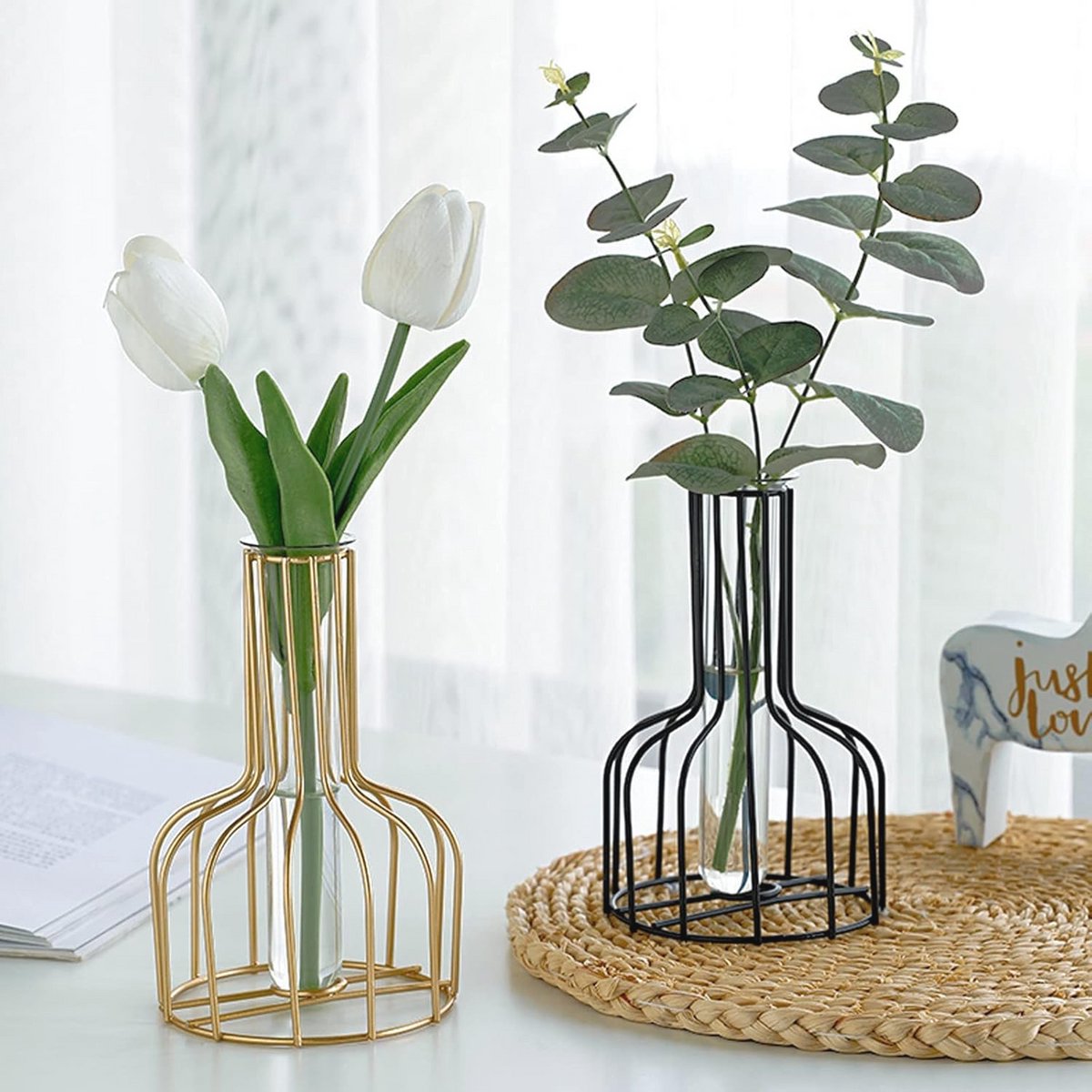 Bloemenvaas met metalen frame en glazen reageerbuis