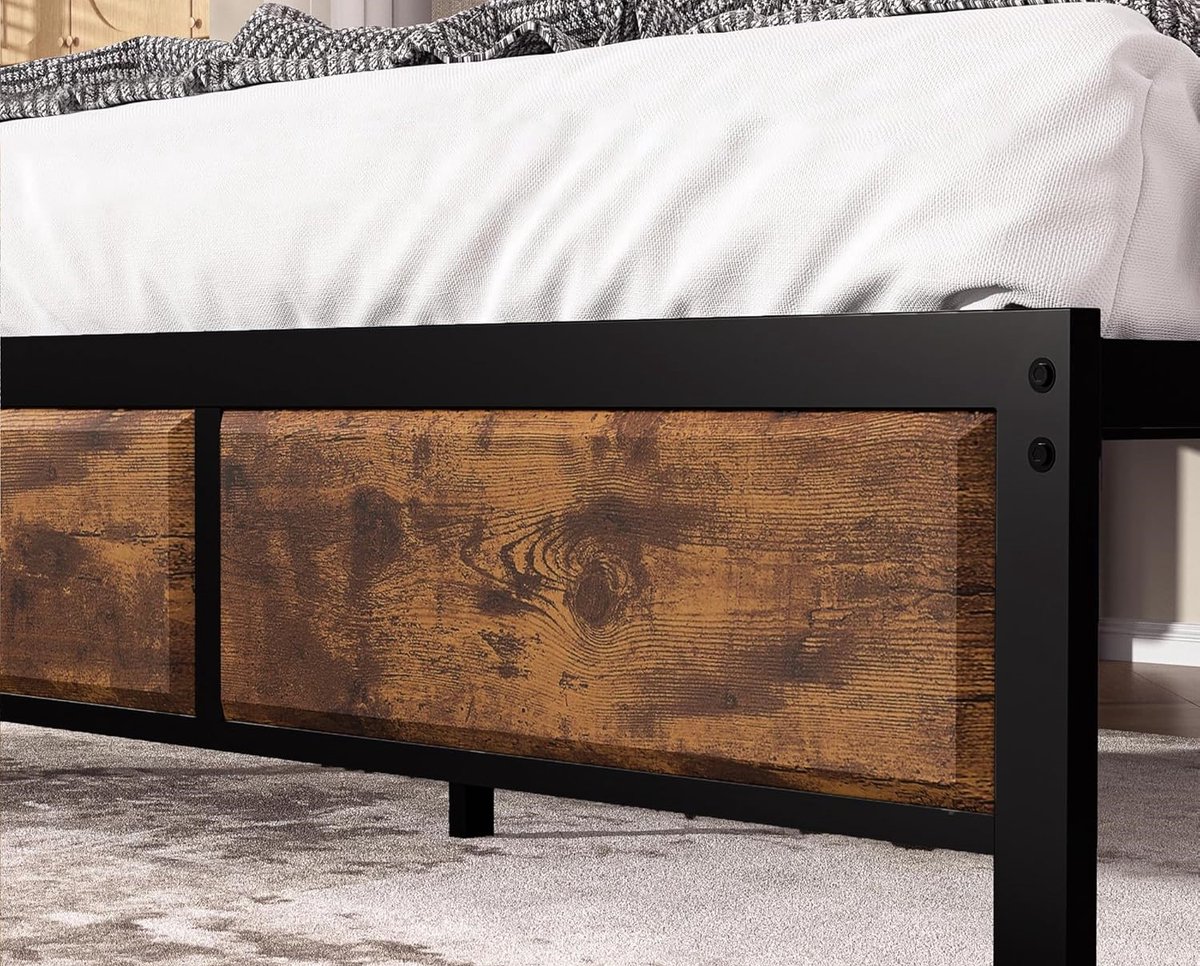Retro Industrieel Metalen Bed 140 x 200 cm met Dik Houten Hoofdeinde – Tweepersoonsbed met Lattenbodem en Veel Opbergruimte Onder het Bed – Stabiel en Geluidsarm – Vintage Stijl – Bruin