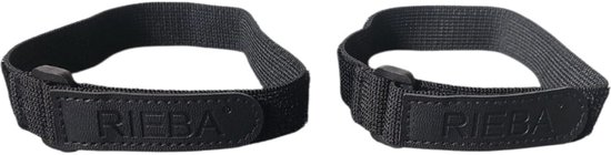 Twee zwarte, elastische broekklemmen, elk met een klittenbandsluiting en een 'RIEBA'-logo.