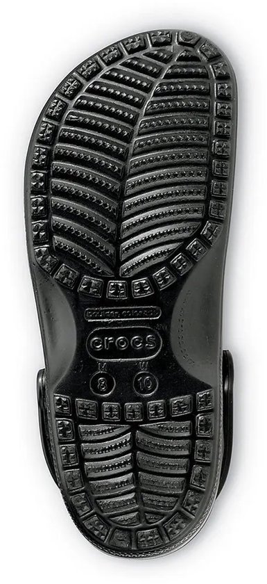 Semelle d'un sabot Crocs noir avec crampons. Taille 8-10 visible.