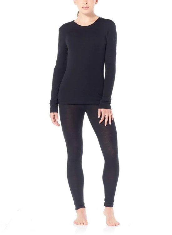 Model in zwart longsleeve thermoshirt en legging.