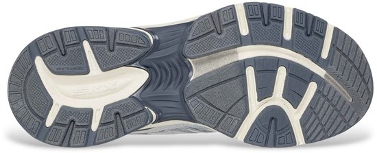 Onderkant van een grijze sneaker met profiel.