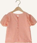 Achterkant van een perzikkleurige blouse met kanten textuur, korte pofmouwen en knoopsluiting.