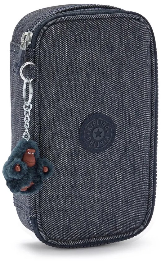 Donkerblauwe denim etui met rits, Kipling logo en apenhanger, in een schuine weergave.