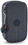 Donkerblauwe denim etui met rits, Kipling logo en apenhanger, in een schuine weergave.