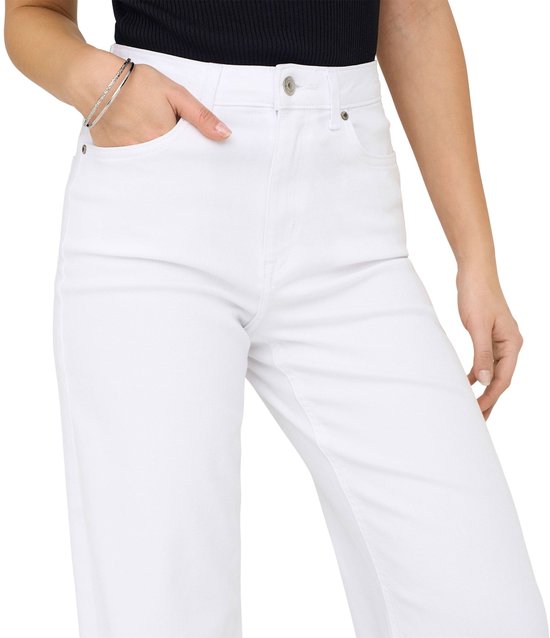 Witte high waist wide-leg jeans met zakken, gedetailleerd met een zilveren armband.
