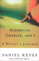 Boekomslag met een pen in de hand die op papier schrijft. Titel: Algernon, Charlie, and I. A Writer's Journey door Daniel Keyes.