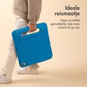 Een kind draagt een blauw tablet hoesje met handvat. "Ideale reismaatje" staat geschreven.