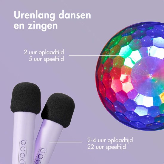 Een close-up van de karaokeset met lichtpaarse microfoons en een veelkleurige discobal. De oplaadtijd en speeltijd worden vermeld.