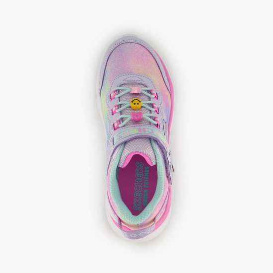 Bovenaanzicht van roze en pastelkleurige Skechers sneaker met glitter, regenboogprint, klittenbandsluiting en smiley veterbedel.