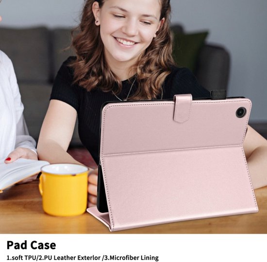 Roze PU lederen tablet hoesje met ruitpatroon, in de standaardstand. Met een vrouw op de achtergrond.