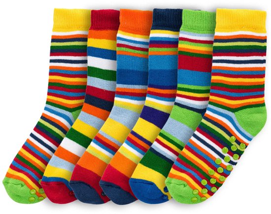 Zes gestreepte sokken met diverse boorden (geel, rood, oranje, donkerblauw, groen) en hielen (groen).