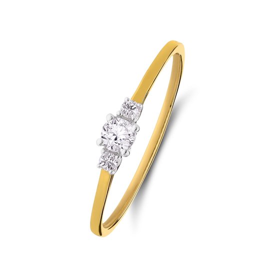 Bague en or avec un diamant rond au centre, flanqué de deux diamants carrés.