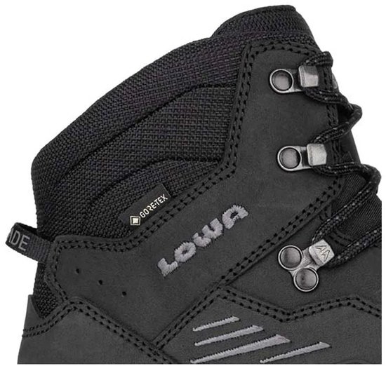 Detail van zwarte LOWA wandelschoen: Gore-Tex label, veters, logo en stiksels.