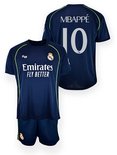 Real Madrid tenue met donkerblauw shirt en broekje. Shirt met 'Emirates Fly Better' en nummer 10 'MBAPPÉ'.