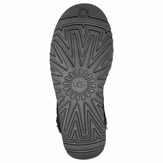 Zool van een zwarte UGG laars met UGG logo en profiel
