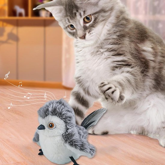 Een kat met grijze strepen staat voor een pluche vogel op de vloer. Muzieknoten geven geluid aan.