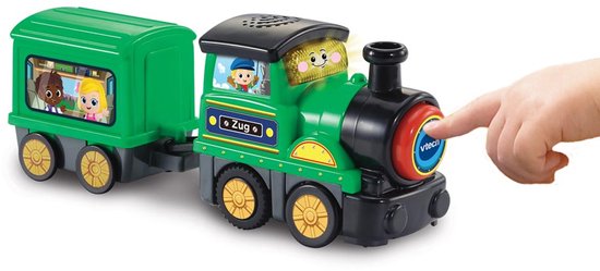 Groene speelgoedtrein met wagon, de trein heeft gele wielen en een gezichtje. Een kinderhand duwt op de voorkant.