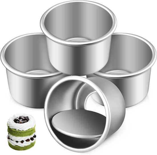 Vier kleine zilverkleurige taartvormen van aluminiumlegering, één met een afneembare bodem.