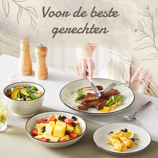 Tafelsetting met beige servies, bestaande uit salade, steak met groenten, fruit en gebak. Een persoon snijdt de steak.