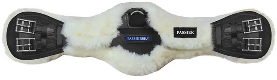 Witte lamsvel singel met zwarte delen, gespen en Passier logo's.