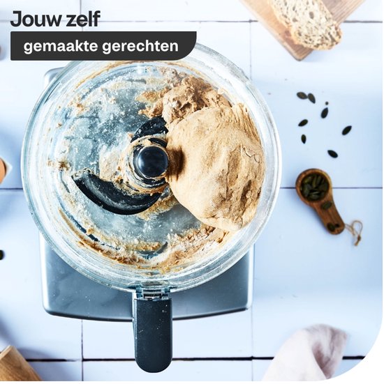 Magimix keukenmachine met deeg in de kom en hakselaar. "Jouw zelf gemaakte gerechten".